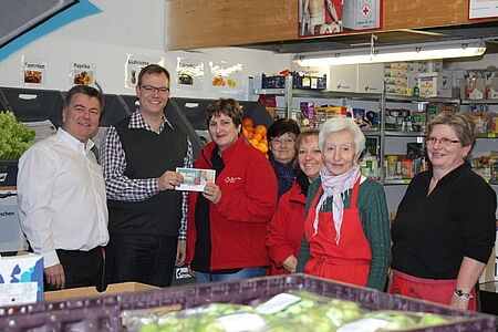 Das Foto zeigt Martin Schmidt, Stephan Bartlsperger, Heike Wessel und einige Tafelmitarbeiterinnen bei der Scheckübergabe