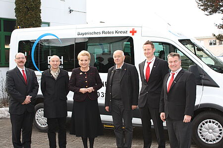 Foto zeigt die Vertreter der Emmy Schuster-Holzammer-Stiftung und der Roten Kreuzes vor dem neuen Fahrzeug